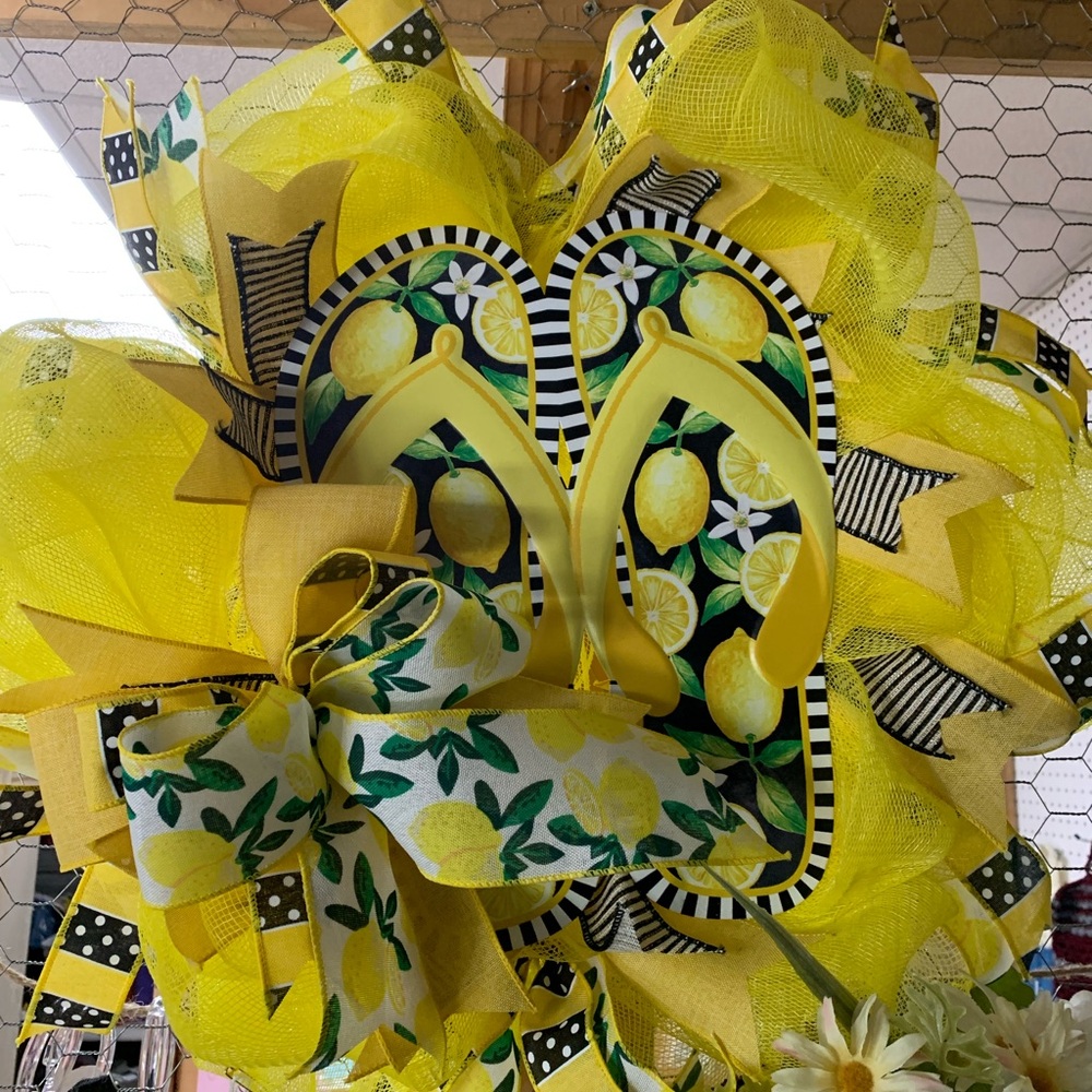 Beautiful lemon flip flop and lemon themed wreath.